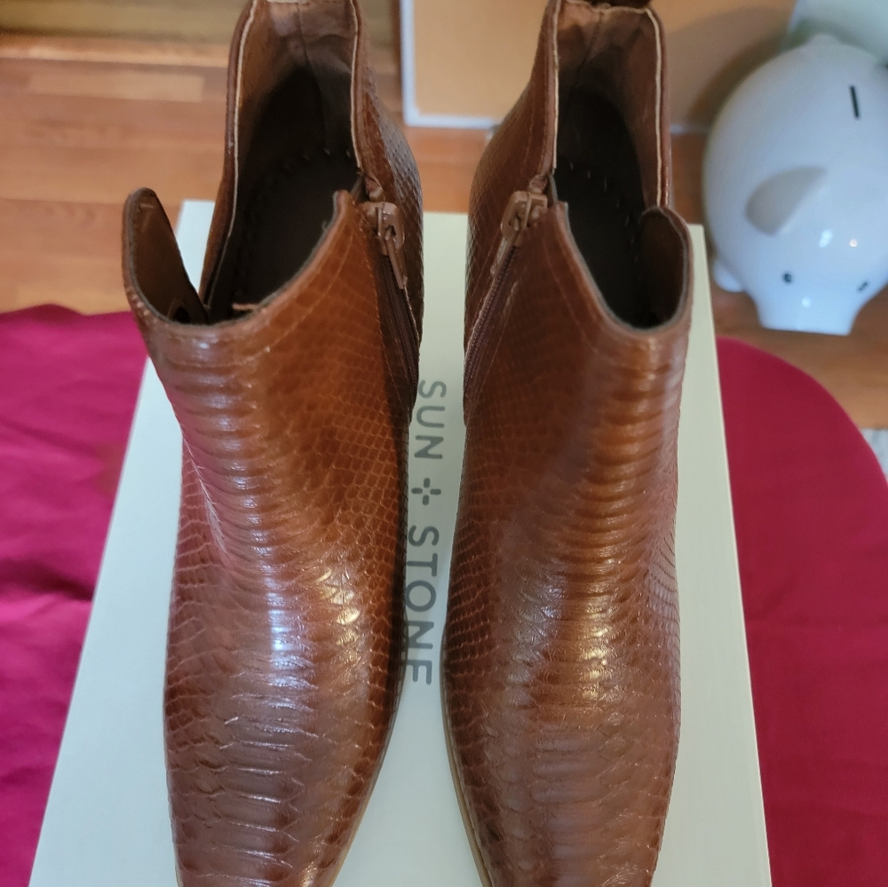 New in box Sun Stone walnut colored booties